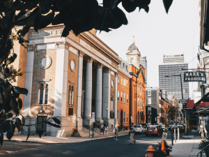 Производството и секторите на услугите в Китай ще създават над 10 милиона работни места годишно през 2026-2030 г.: официално