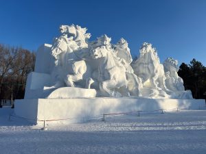 Двама бивши оператори на химически заводи, задържани след като водата в кладенеца почервеня в Баодин