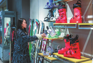 Ранната зима предизвиква лед, снежен бизнес, докато по-младото поколение тръгва по склоновете