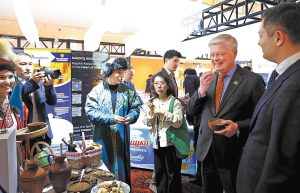 Силни бури и проливни дъждове предизвикват предупреждения в Южен Китай