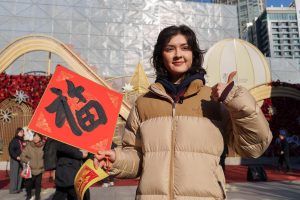 Jing’an отбелязва 2026 година на коня със светлинно шоу, панаир в стил Шанхай