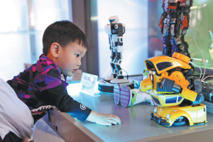 Първият хуманоиден магазин 7S привлича вниманието