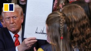 Британски лекар, който ръководи преглед на здравните грижи за пола, казва, че децата са „въоръжени“ от социалните медии