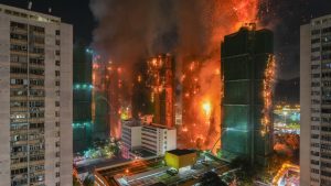 Пожарникарят, загинал при пожар в Тай По, може да е влязъл в грешна сграда, каза запитване