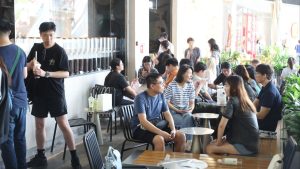 Хиляди жители на Хонконг се борят смело с проливния дъжд за пътуване до Шенжен на втория ден от Великден