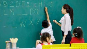 73 държавни училища се присъединяват към нова схема за наемане на учители, говорещи английски език