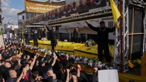 Израел и Хизбула си разменят огън, изпробвайки примирието в Ливан, докато преговорите се задават