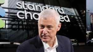 „Съжалявам“: Изпълнителният директор на Standard Chartered Бил Уинтърс се извинява за коментари относно съкращения на работни места